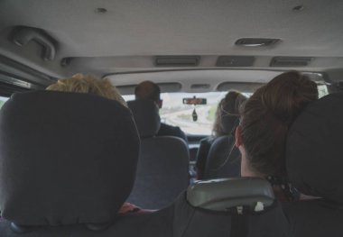 Turistler tarafından minibüs seyahat gitmek.