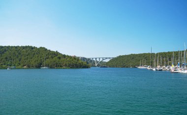 Krka Nehri üzerinde köprü. Sibenik Köprüsü