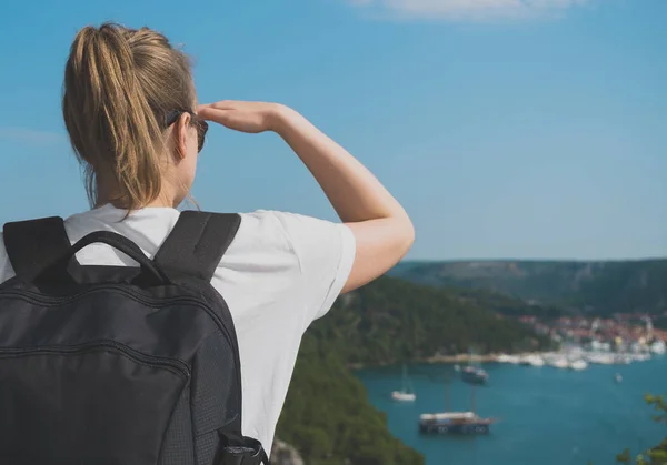 Touristin Mit Rucksack Blickt Auf Stadt See — Stockfoto