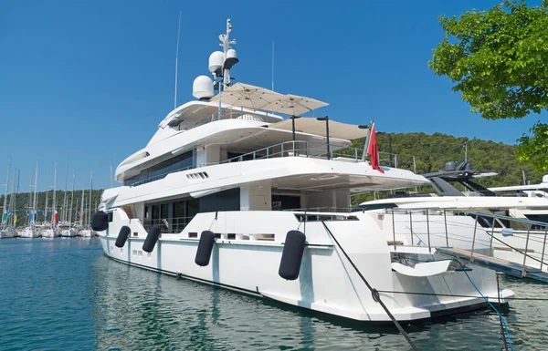 White Luxury Yacht Moored Bay — Stock Photo, Image