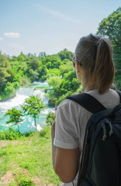 Жінка Туристка Рюкзаком Дивиться Водоспади — стокове фото