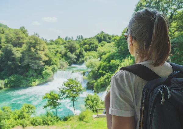 Turista Feminino Com Mochila Olhando Para Cachoeiras — Fotografia de Stock