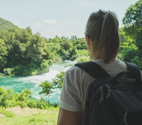 Touristin Mit Rucksack Blickt Auf Wasserfälle — Stockfoto
