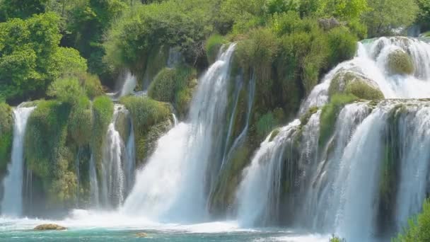 Krásný výhled na vodopád v národním parku Krka, Chorvatsko.