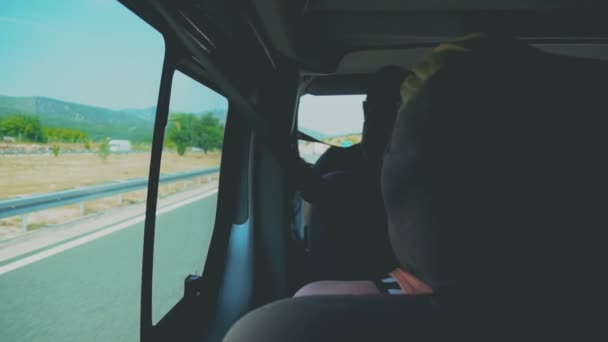 Τουρίστες Που Πηγαίνουν Ταξιδέψετε Λεωφορείο — Αρχείο Βίντεο