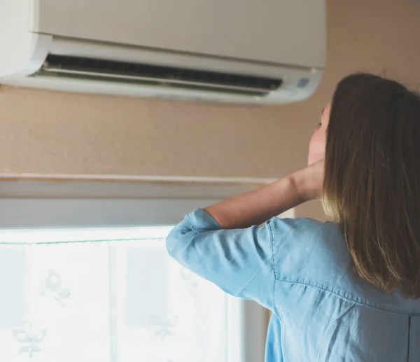 Women Dying Heat Standing Front Air Conditioner — Stock Photo, Image