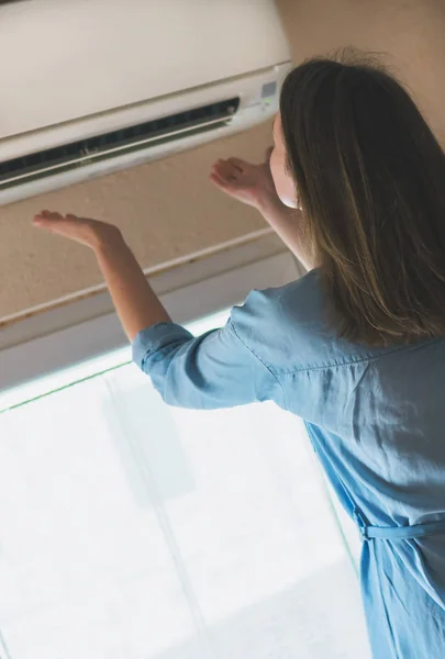 Women Dying Heat Standing Front Air Conditioner — Stock Photo, Image