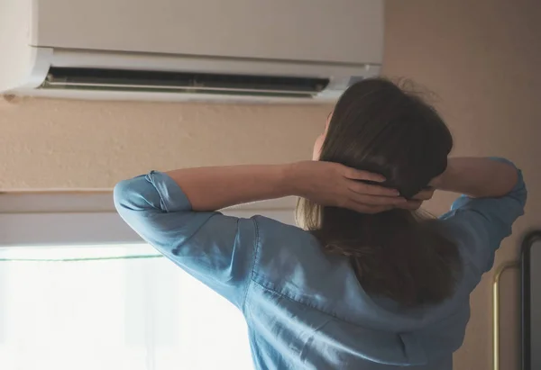 Women Dying Heat Standing Front Air Conditioner — Stock Photo, Image