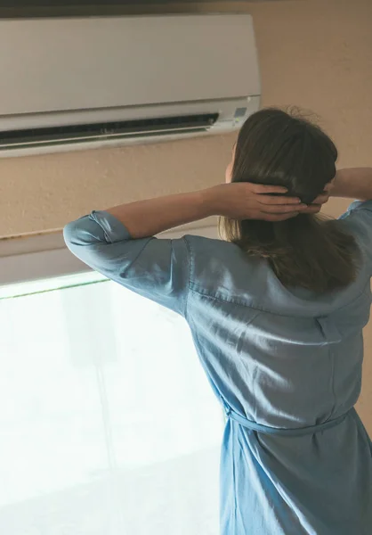 Frauen Sterben Der Hitze Wenn Sie Vor Der Klimaanlage Stehen — Stockfoto