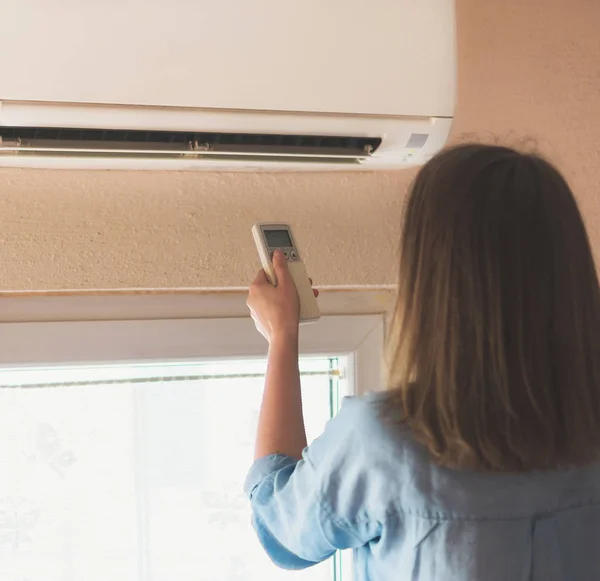 Femme Tenant Télécommande Dirigée Vers Climatiseur — Photo