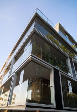 Yeni modern apartman cephe.