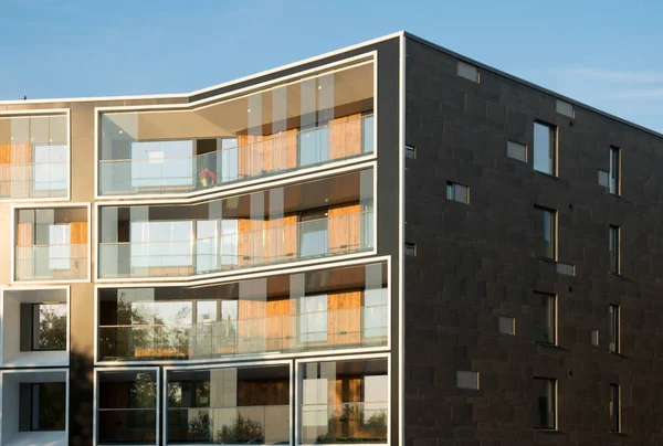 新しい近代的なアパートの建物のファサード — ストック写真
