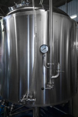 Paslanmaz tankta bira bira fabrikası fermantasyon için.