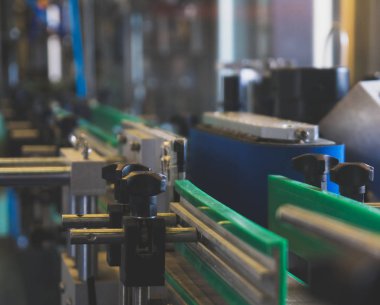 Şişeleme ve fabrikada şişe ambalaj için konveyör.