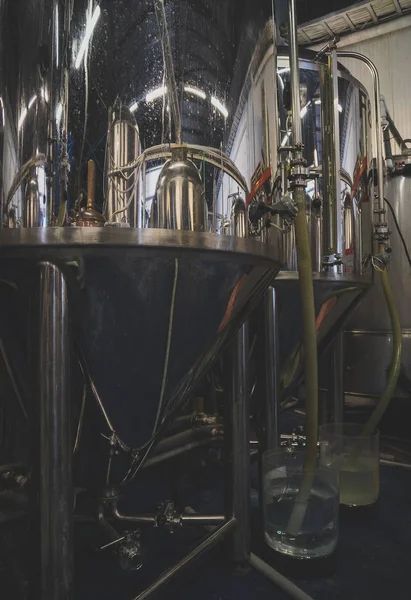 啤酒厂发酵用不锈钢罐 — 图库照片