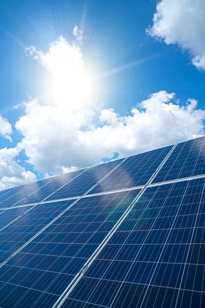 Kék Solar Panelek Kék Alatt Megújuló Energia — Stock Fotó