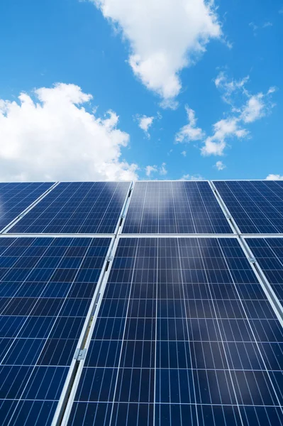 Paneles Solares Azules Sobre Cielo Azul Energía Renovable — Foto de Stock