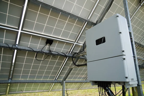 Inverter Dietro Pannelli Solari Energia Rinnovabile — Foto Stock