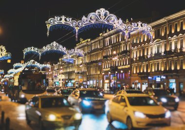 Büyük trafik sıkışıklığı şenlikli Nevsky prospect de akşam.