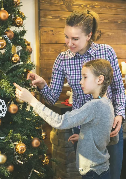 Mãe Sua Filha Decora Árvore Natal — Fotografia de Stock
