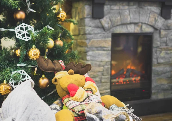 Árbol Navidad Festivo Fondo Una Chimenea — Foto de Stock