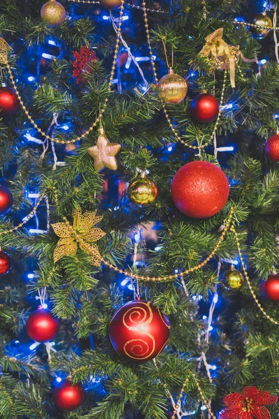 Künstlicher Weihnachtsbaum Mit Girlanden Und Kugeln — Stockfoto