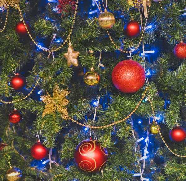 Árbol Navidad Artificial Con Guirnaldas Bolas — Foto de Stock