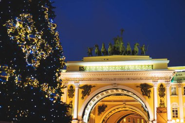 Noel ağacına Palace Square, St. Petersburg geceleri.