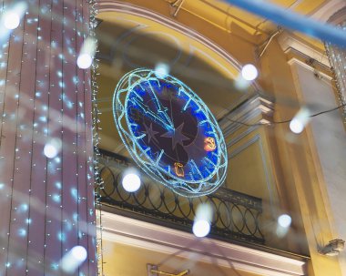 LED saat açık havada. Yeni yıl kadar kalan süre.