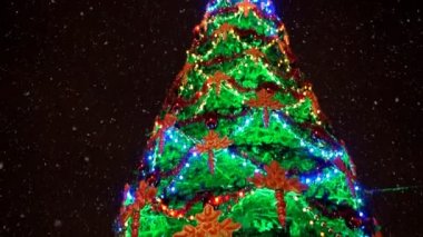 Dışarıda büyük bir Noel ağacı var..