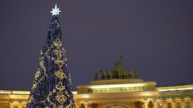 Noel ağacına Palace Square, St. Petersburg geceleri.
