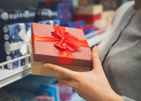 Woman Holding New Year Gift Store — Stock Photo, Image