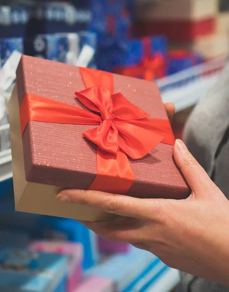 Woman Holding New Year Gift Store — Stock Photo, Image