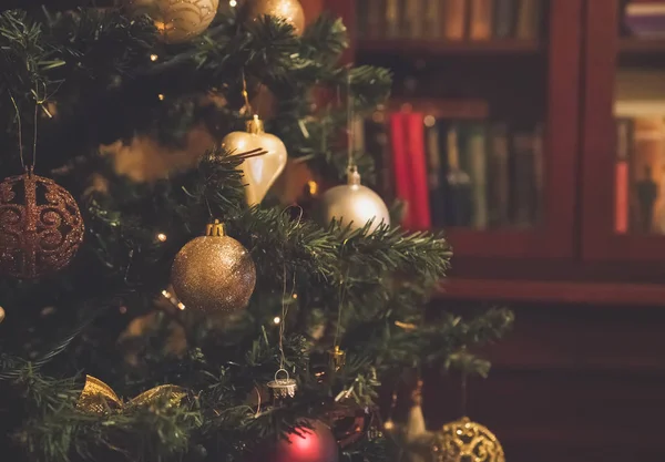 Dekorerad Julgran För Det Nya Året Hemma — Stockfoto