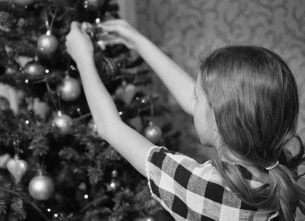 Meisje Versiert Kerstboom Zwart Wit — Stockfoto