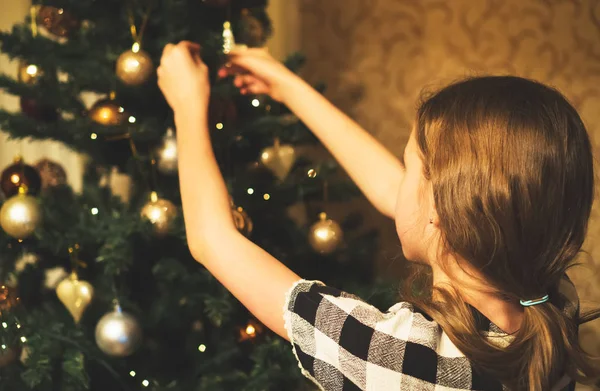 Liten Flicka Dekorerar Granen — Stock fotografie