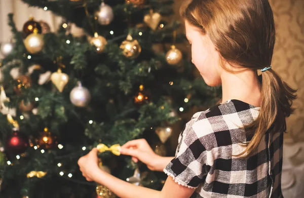 Küçük Kız Noel Ağacı Süsle — Stok fotoğraf