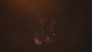 Gökyüzünde havai fişekler. Yeni yıl kutlaması.