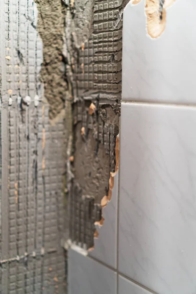 准备修理浴室 删除旧瓷砖 — 图库照片