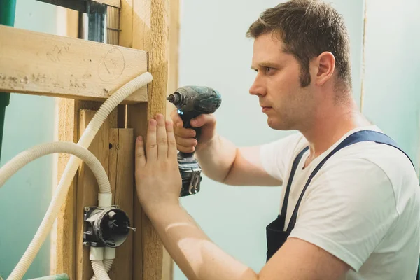 Stilig Manlig Arbetstagare Demontera Gammal Träkonstruktion — Stockfoto