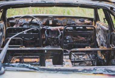 Arabadan bir araba kazasından sonra yandı. İç görünüm.