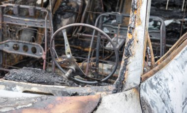 Arabadan bir araba kazasından sonra yandı. İç görünüm.