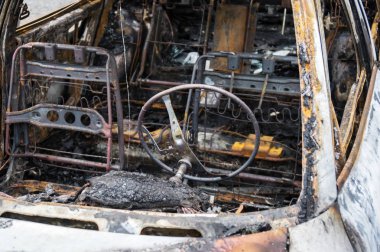 Arabadan bir araba kazasından sonra yandı. İç görünüm.