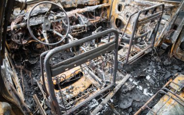 Arabadan bir araba kazasından sonra yandı. İç görünüm.