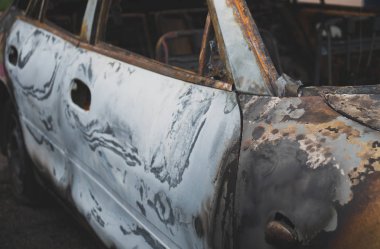 Arabadan bir araba kazasından sonra yandı. Dış görünüm.