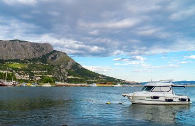 Cetina Nehri Gemi ve tekneler Omis, Hırvatistan ile.