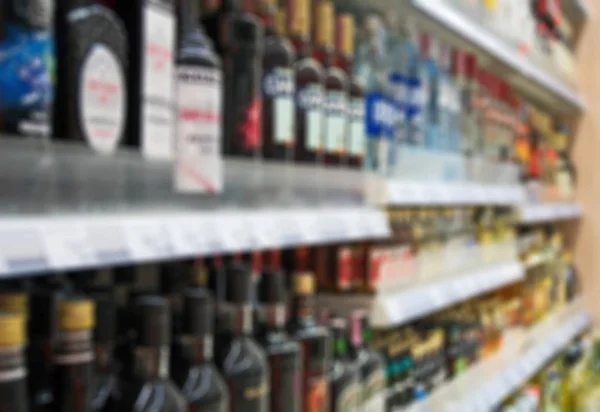 Életlen Képek Polcok Alkoholos Italokat Szupermarketben — Stock Fotó