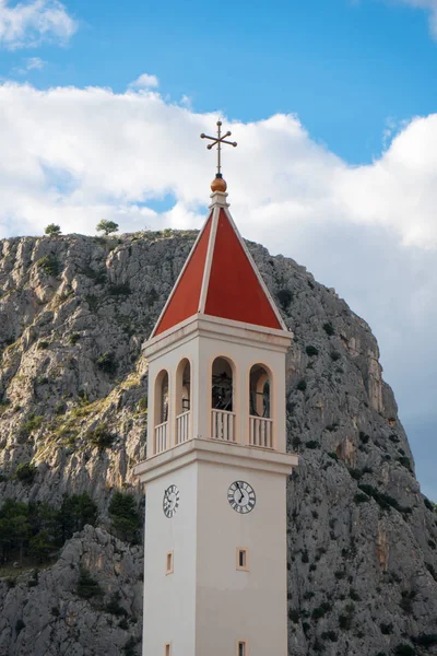 Torre Sino Igreja Petra Omis Croácia — Fotografia de Stock