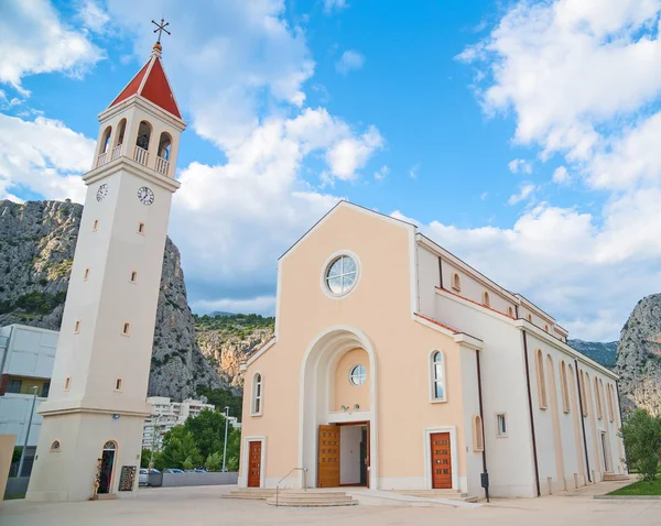 Igreja Petra Omis Croácia — Fotografia de Stock