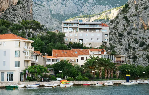 Promenade Boats Buildings Cetina River Omis — Stock Photo, Image